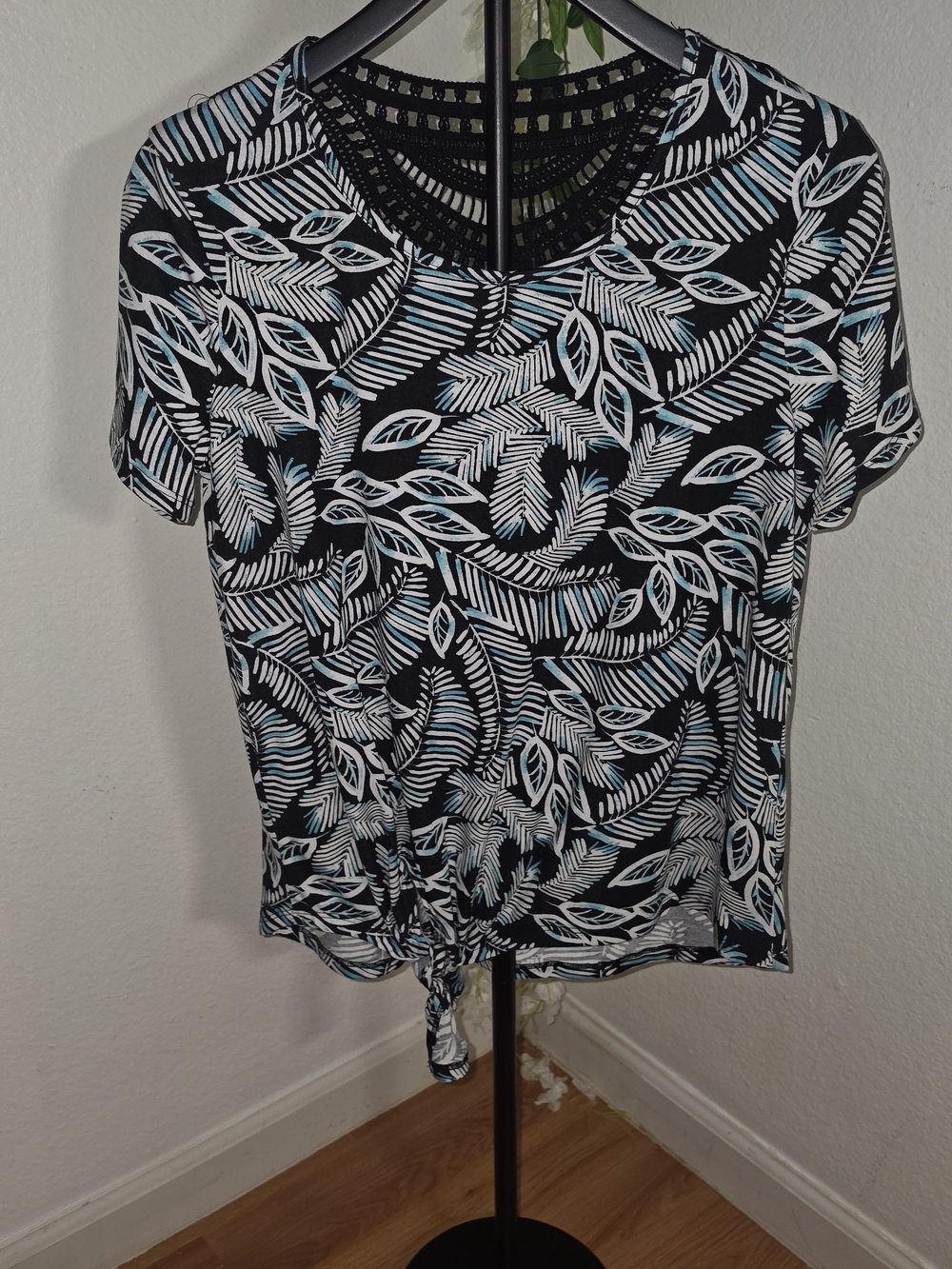 new directions Black Short Sleeve Leaf-Print Top with Front Knot